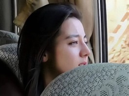 一天3大瓜！带着女儿偷腥、偷税漏税、滞留迪拜件件荒唐可笑